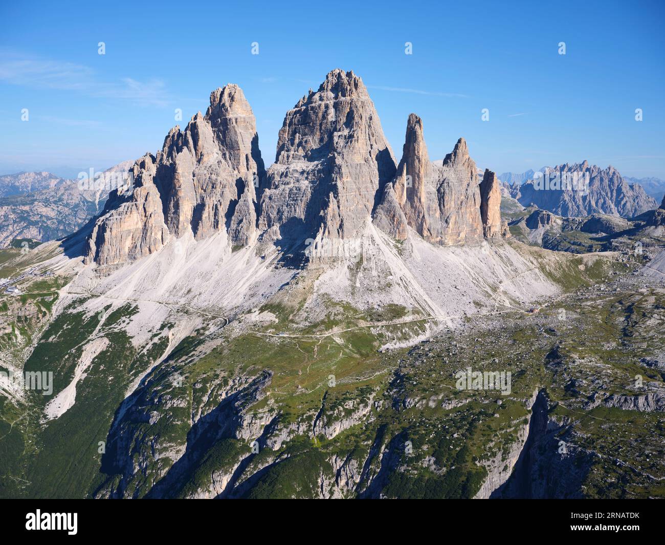 VISTA AEREA. Il lato rivolto a sud delle iconiche tre Cime di Lavaredo (altitudine: 2999 metri). Auronzo di Cadore, provincia di Belluno, Veneto, Italia. Foto Stock