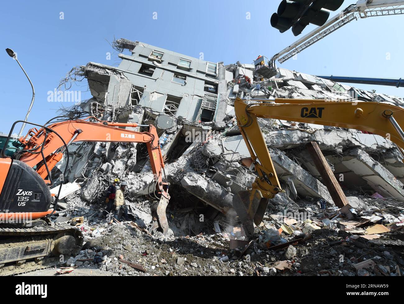 (160207) -- TAINAN, Feb. 7, 2016 -- Excavators search for survivors in a collapsed building in Tainan City, southeast China s Taiwan, Feb. 7, 2016. The death toll has risen to 26, including 7 children, after a 6.4-magnitude earthquake hit an area near Tainan early Saturday. ) (mp) CHINA-TAINAN-EARTHQUAKE-DEATH TOLL (CN) ZhangxGuojun PUBLICATIONxNOTxINxCHN   Tainan Feb 7 2016 Excavators Search for Survivors in a Collapsed Building in Tainan City South East China S TAIWAN Feb 7 2016 The Death toll has Risen to 26 including 7 Children After a 6 4 magnitude Earthquake Hit to Area Near Tainan Early Foto Stock