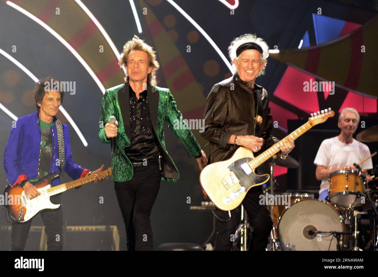 (160208) -- LA PLATA, 8 febbraio 2016 -- i membri della rock band britannica The Rolling Stones si esibiscono durante il loro concerto al la Plata Stadium di la Plata, Argentina, il 7 febbraio 2016. Carlos Cemele/) ARGENTINA-LA PLATA-MUSIC-ROLLING STONES TELAM PUBLICATIONxNOTxINxCHN la Plata 8 febbraio 2016 i membri dei British Rock Tie The Rolling Stones si esibiscono durante il loro concerto AL la Plata Stage a la Plata Argentina IL 7 febbraio 2016 Carlos Argentina la Plata Music Rolling Stones Telam PUBLICATIONXINxCHN Foto Stock