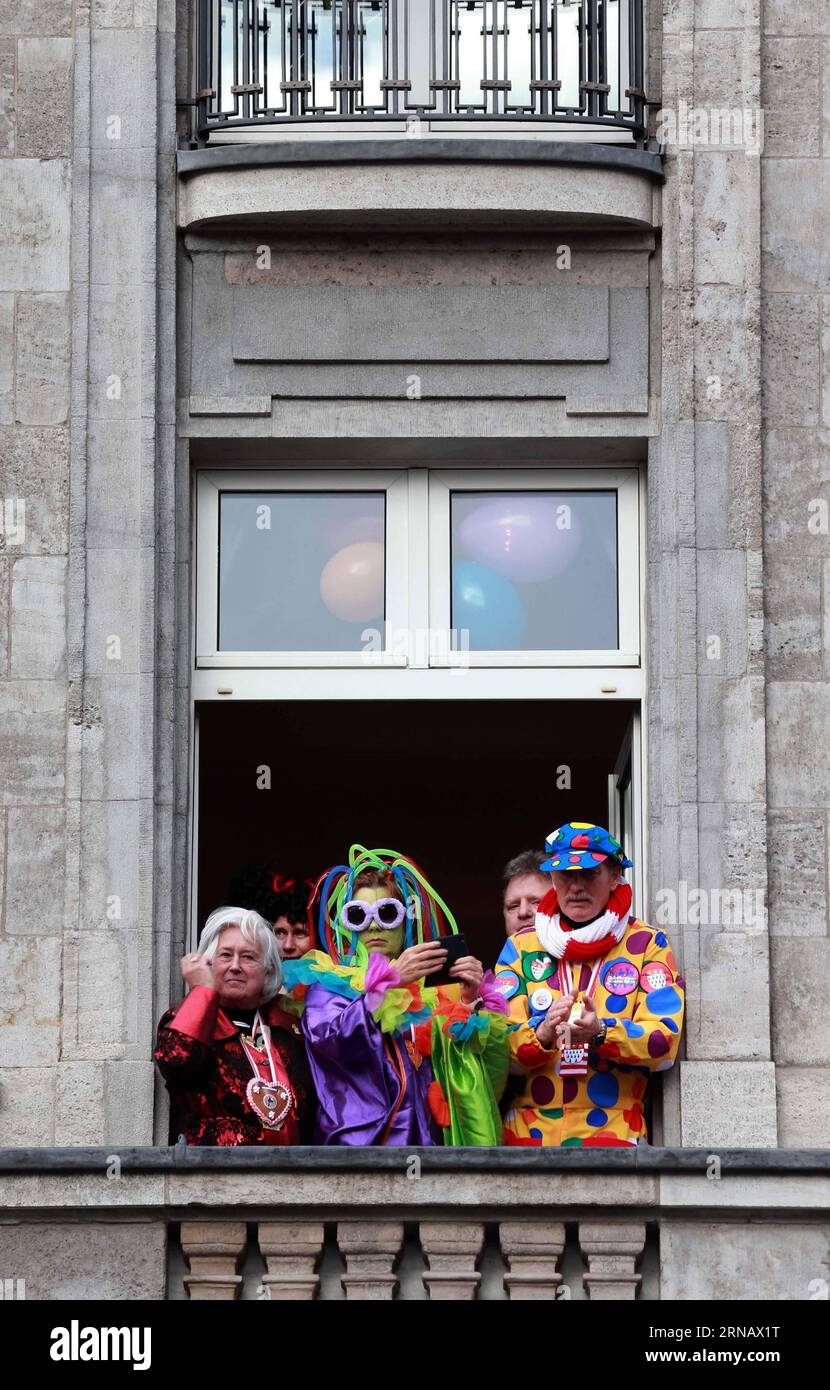 COLONIA, 8 febbraio 2016 -- i festeggiamenti di Carnevale celebrano la sfilata di carnevale del lunedì delle rose a Colonia, in Germania, l'8 febbraio 2016. La sfilata di carnevale del lunedì delle rose, la festa religiosa cristiana che cade prima del mercoledì delle ceneri, ha preso il via lunedì come previsto nella città tedesca occidentale di Colonia, nonostante gli avvertimenti di tempesta. ) GERMANIA-COLONIA-CARNIVAL PARADE LuoxHuanhuan PUBLICATIONxNOTxINxCHN Colonia 8 febbraio 2016 Carnevale Revelle festeggia durante la Rose Monday Carnival Parade a Colonia Germania L'8 febbraio 2016 la Parata di Carnevale IL lunedì delle rose le feste religiose cristiane Thatcher Falls Foto Stock