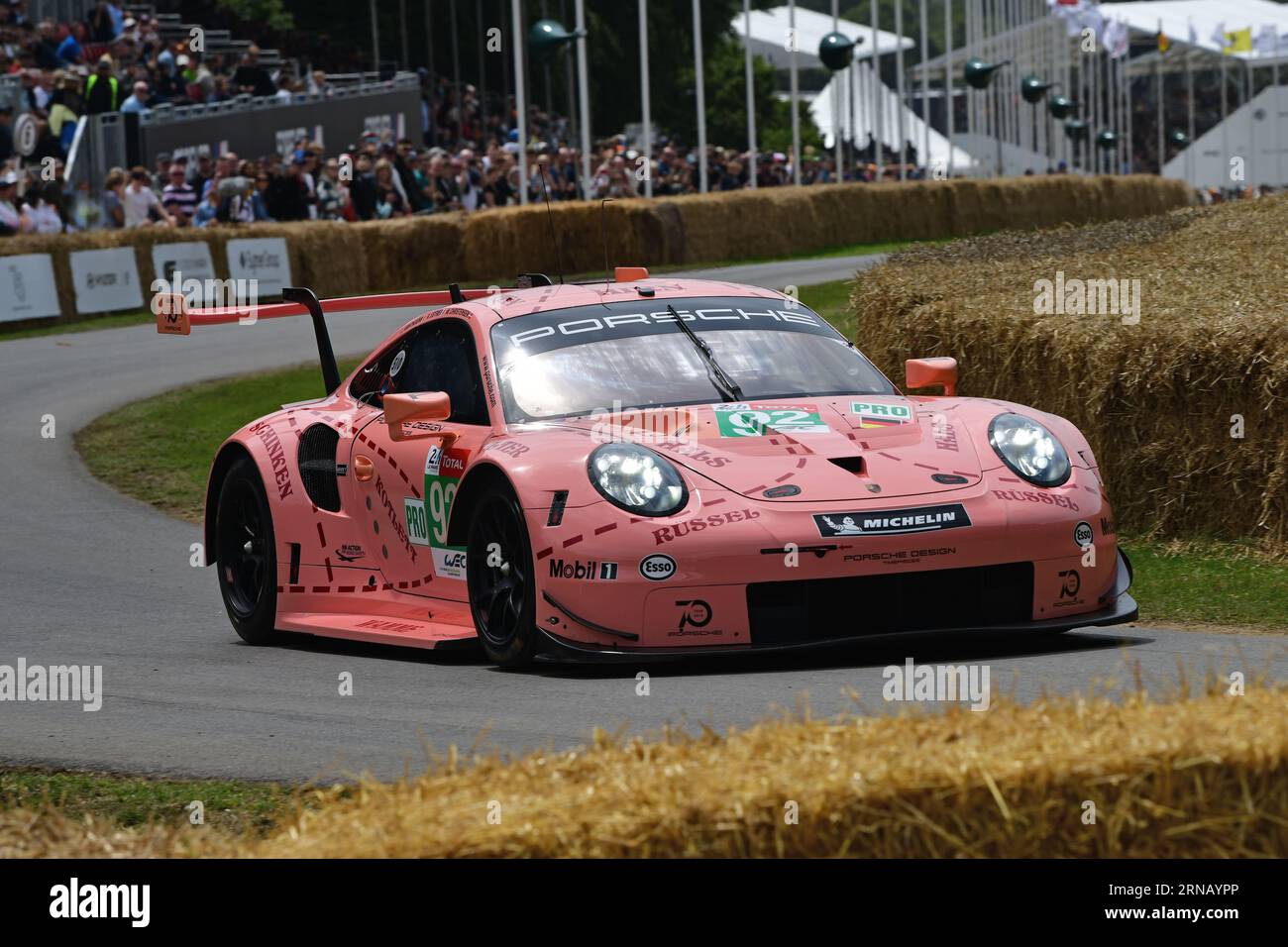 Porsche 911 RSR, tributo alla livrea del maiale rosa, 75 anni di Porsche, le Mans Winners, con 19 vittorie a destra e numerose vittorie di classe, alla Fam Foto Stock