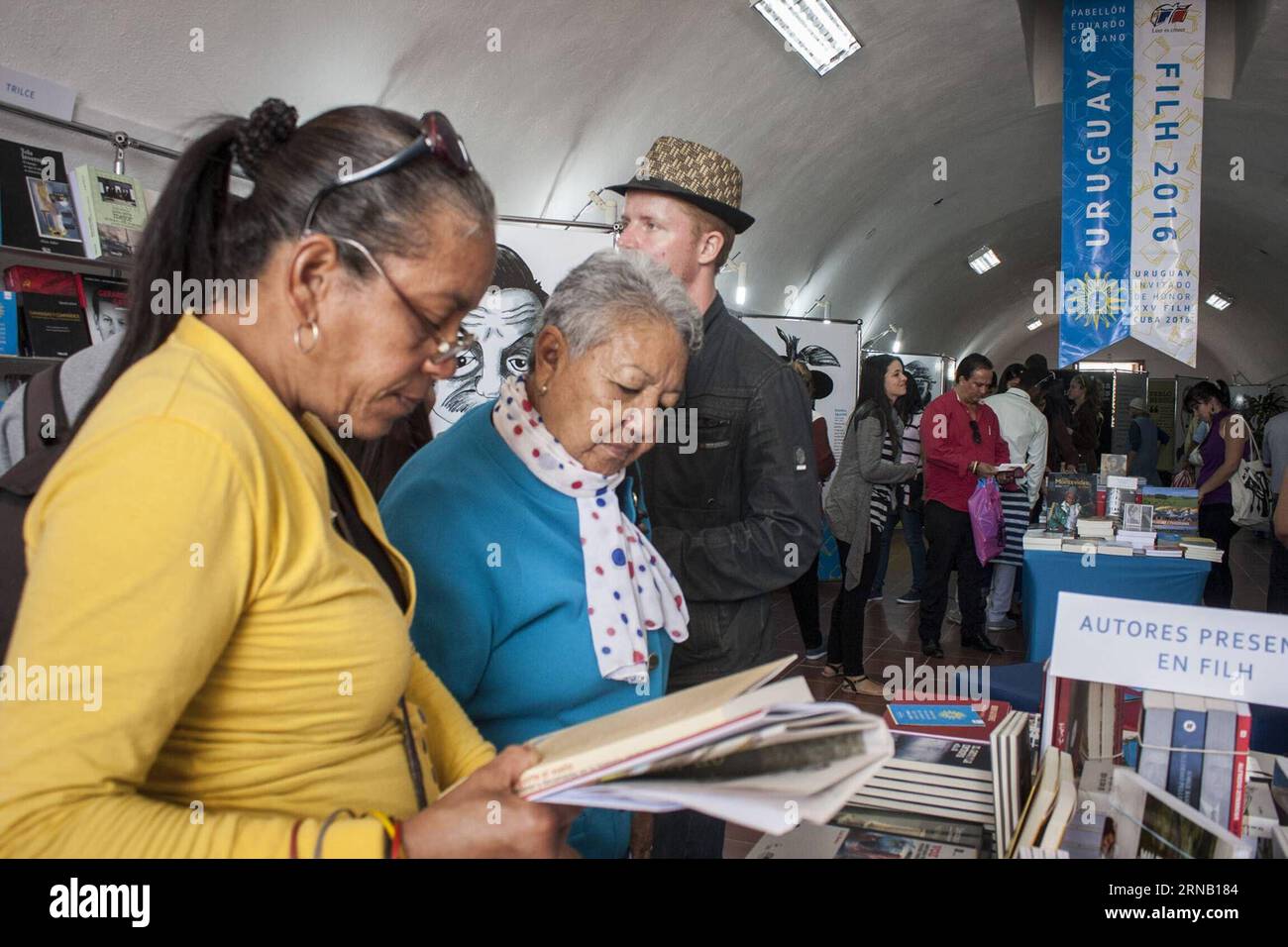 La gente seleziona i libri durante la 25a Fiera Internazionale del Libro di Cuba 2016, a Fort of Saint Charles, a l'Avana, Cuba, il 13 febbraio 2016. Durante l'evento che ha l'Uruguay come Paese ospite d'Onore, sono esposte più di 900 nuove pubblicazioni concretizzate in circa quattro milioni di copie di testi, con circa 70 editori cubani. ) (dh) CUBA-HAVANA-CULTURE-BOOK FAIR JoaquinxHernandez PUBLICATIONxNOTxINxCHN Celebrities Select Books durante la 25a Fiera Internazionale del Libro di Cuba 2016 AL Progress of Saint Charles a l'Avana Cuba IL 13 febbraio 2016 durante l'evento Thatcher ha l'Uruguay come paese ospite di Foto Stock