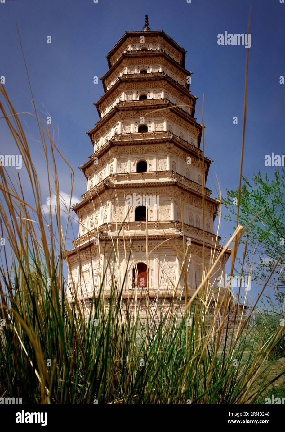 La foto scattata il 23 maggio 2007 mostra la Pagoda di Qingzhou nella regione autonoma della Mongolia interna della Cina settentrionale. La Pagoda alta 73 metri è stata costruita nel 1047 della dinastia Liao. (Ry) CHINA-ANCIENT PAGODAS (CN) WangxSong PUBLICATIONxNOTxINxCHN foto scattata IL 23 maggio 2007 mostra la Pagoda Qing Zhou nella regione autonoma della Mongolia interna della Cina settentrionale la Pagoda alta 73 metri che cosa costruito nel 1047 della dinastia Liao Ry China Ancient Pagodas CN WangxSong PUBLICATIONxNOTxINxCHN Foto Stock