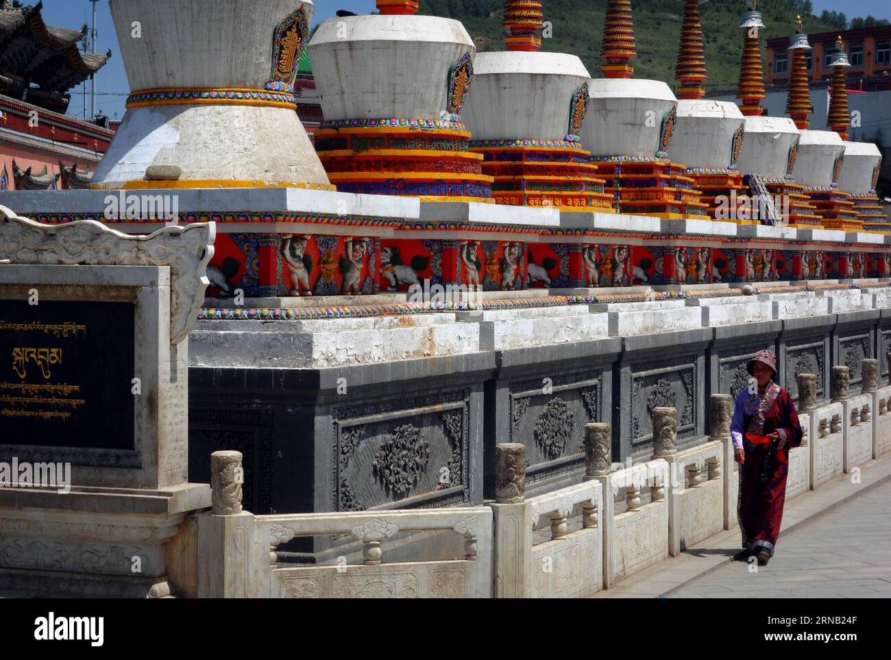 La foto scattata il 4 luglio 2014 mostra otto pagode buddiste al monastero di Ta er nella contea di Huangzhong, nella provincia del Qinghai della Cina nord-occidentale. Le pagode furono costruite nel 1776 della dinastia Qing (1644-1911). (Ry) CHINA-ANCIENT PAGODAS (CN) WangxSong PUBLICATIONxNOTxINxCHN foto scattata IL 4 luglio 2014 mostra otto pagode buddiste NEL monastero di Ta He nella contea di Huang Zhong nella provincia di Qinghai della Cina nord-occidentale le pagode sono state costruite nel 1776 della dinastia Qing 1644 1911 Ry China Ancient Pagodas CN WangxSong PUBLICATIONXNOTxINxCHN Foto Stock