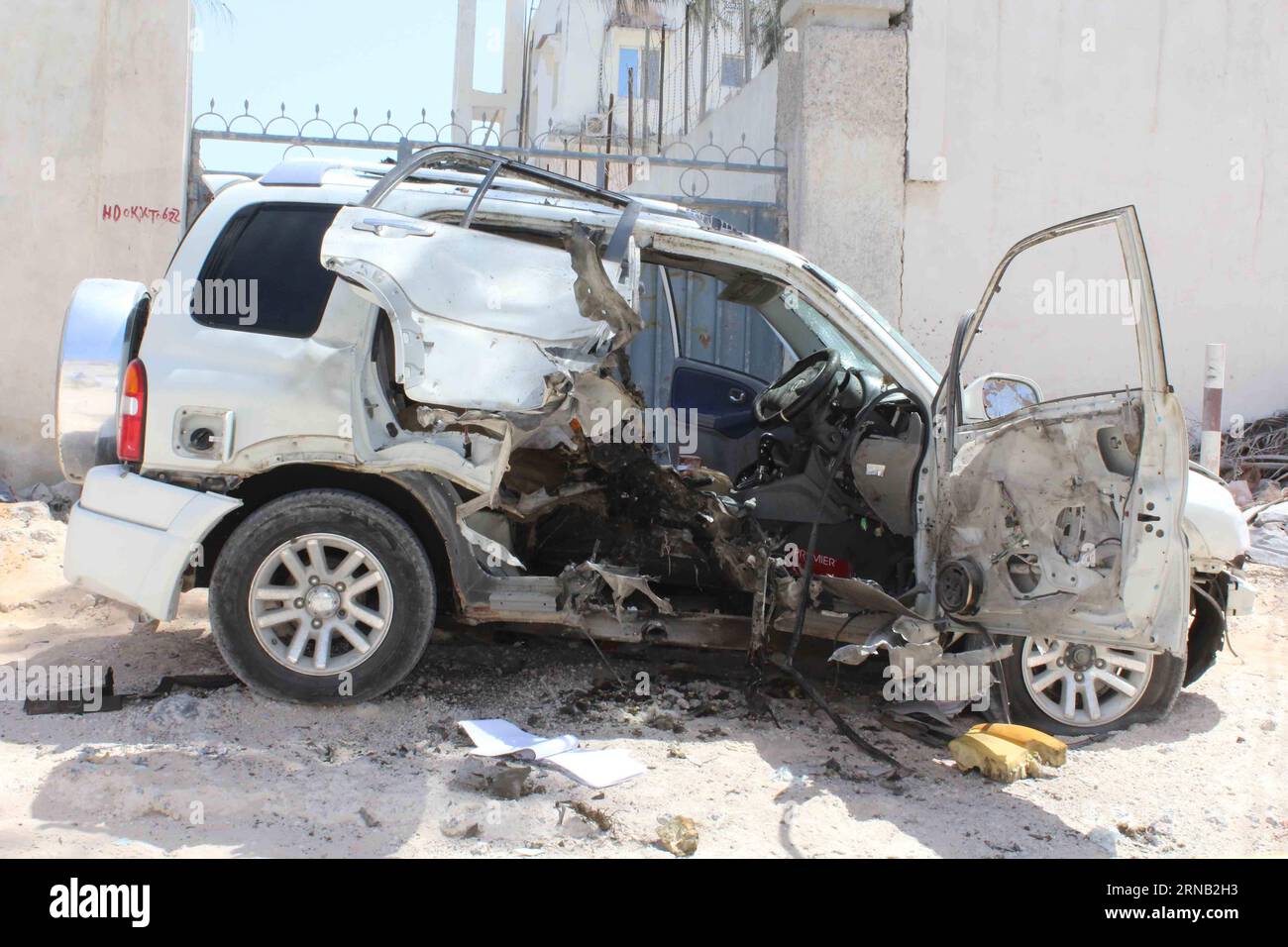 (160215) -- MOGADISCIO, 15 febbraio 2016 -- foto scattata il 15 febbraio 2016 mostra il resto di un'auto esplosa a Mogadiscio, Somalia. Un ex ministro della difesa somalo è stato ucciso lunedì in un'esplosione di auto a Mogadiscio, la polizia ha confermato. ) (Zjy) SOMALIA-MOGADISCIO-ATTACK FaisalxIsse PUBLICATIONxNOTxINxCHN Mogadiscio febbraio 15 2016 la foto scattata IL 15 febbraio 2016 mostra il resto di a Exploded Car a Mogadiscio Somalia un ex ministri della difesa somalo che HA UCCISO lunedì in un'esplosione di auto a Mogadiscio la polizia ha confermato zjy Somalia Mogadiscio attacco FaisalxIsse PUBLINTIXINCHN Foto Stock