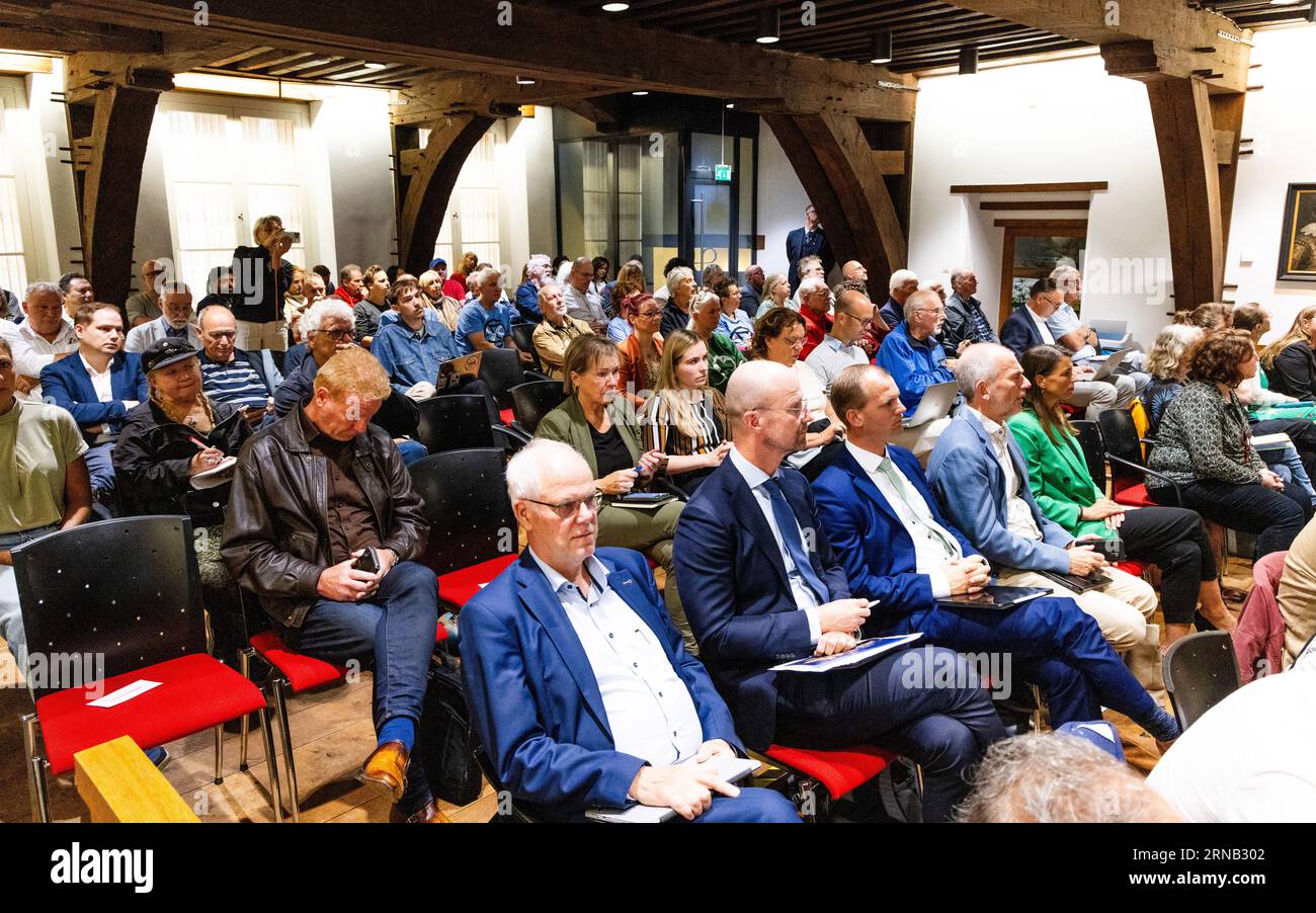 DORDRECHT - residenti locali nella tribuna pubblica durante l'audizione del Consiglio provinciale dell'Olanda meridionale con la direzione Chemours sul discarico illegale. Lo stabilimento di Dordrecht è sotto incendio a causa delle emissioni di PFAS. ANP JEFFREY GROENEWEG netherlands Out - belgium Out Foto Stock