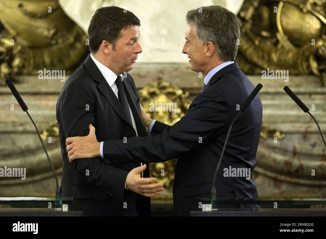 (160216) -- BUENOS AIRES, Feb. 16, 2016 -- Argentina s President Mauricio Macri (R) shakes hands with Italian Prime Minister Matteo Renzi at the end of a press conference after their meeting at Casa Rosada, in Buenos Aires city, capital of Argentina, on Feb. 16, 2016. ) (jg) (ah) ARGENTINA-BUENOS AIRES-ITALY-PM-VISIT MARTINxZABALA PUBLICATIONxNOTxINxCHN   Buenos Aires Feb 16 2016 Argentina S President Mauricio Macri r Shakes Hands With Italian Prime Ministers Matteo Renzi AT The End of a Press Conference After their Meeting AT Casa Rosada in Buenos Aires City Capital of Argentina ON Feb 16 201 Foto Stock