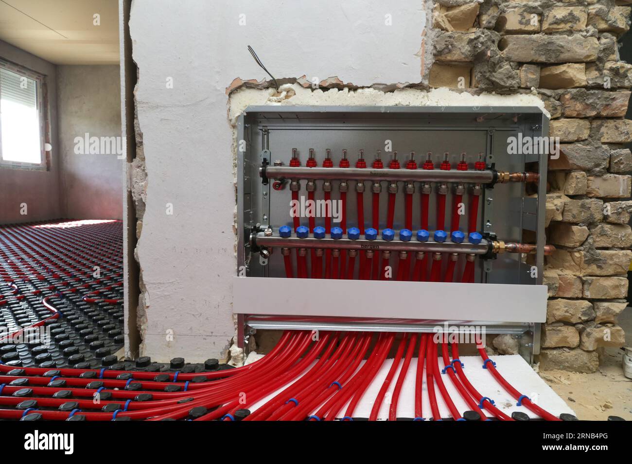 Collettore di controllo principale dell'impianto di riscaldamento domestico, lavori in corso in cantiere per un edificio residenziale Foto Stock