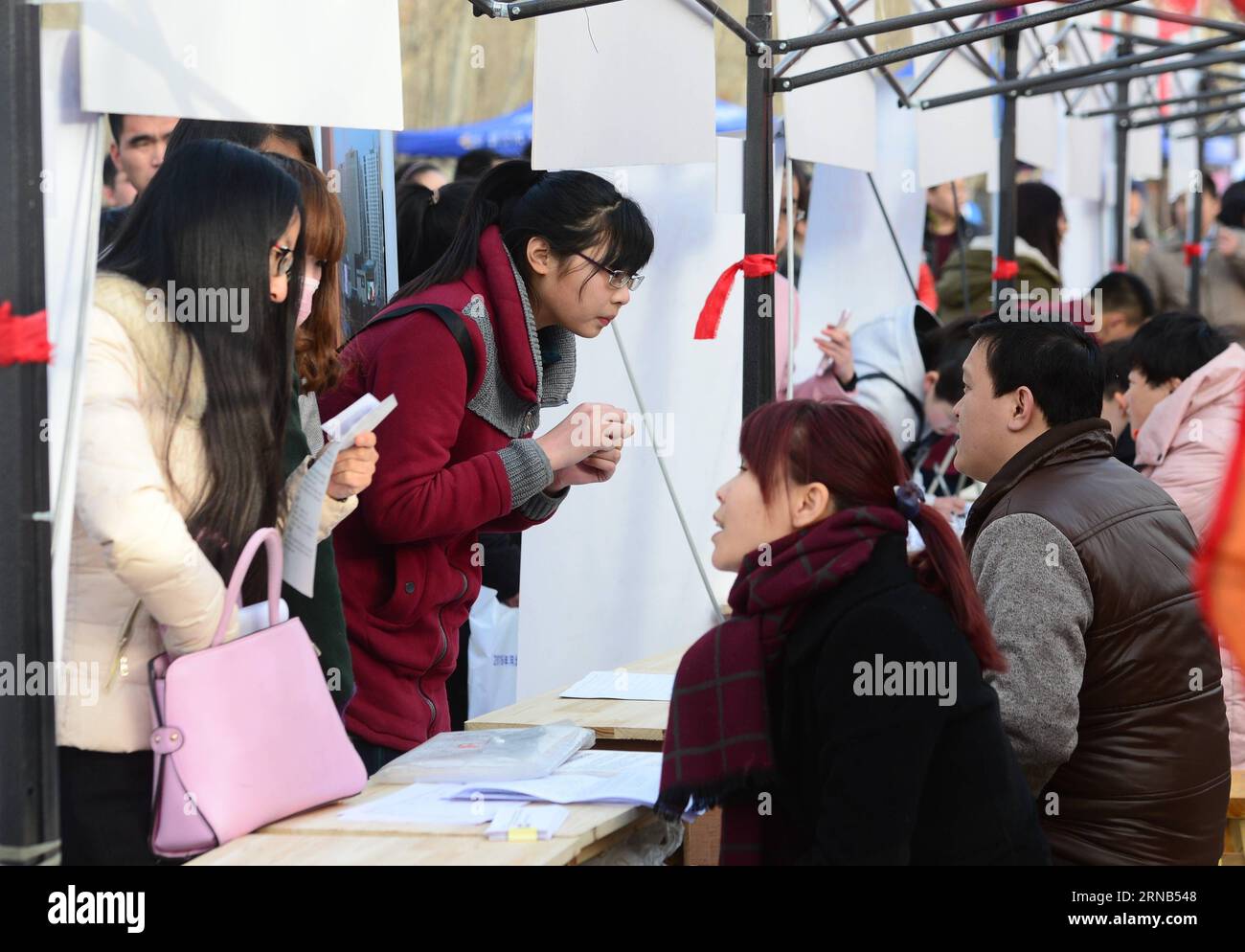 (160219) -- SHIJIAZHUANG, 19 febbraio 2016 -- i laureati partecipano a una fiera del lavoro a Shijiazhuang, capitale della provincia di Hebei della Cina settentrionale, 19 febbraio 2016. Oltre 40, 000 posti di lavoro sono stati offerti durante la fiera del lavoro. ) (Wyl) CHINA-HEBEI-GRADUATES-JOB FAIR (CN) ZhuxXudong PUBLICATIONxNOTxINxCHN Shijiazhuang 19 febbraio 2016 i laureati partecipano a una Job Fair a Shijiazhuang capitale della provincia di Hebei del nord della Cina 19 febbraio 2016 sono stati offerti oltre 40 000 posti di lavoro durante la Job Fair Wyl China Hebei Graduates Job Fair CN ZhuxXudong PUBLICATIONxNOTxINxCHN Foto Stock