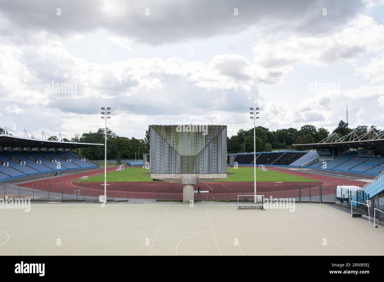 Un Crystal Palace quasi deserto il National Sport Centre & Athletics Stadium, Ledrington Road, Londra, SE19, Inghilterra, REGNO UNITO Foto Stock