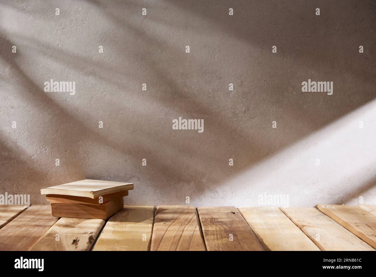 Vari oggetti di scena con un'atmosfera autunnale sotto la calda luce del sole pomeridiano. Foto Stock