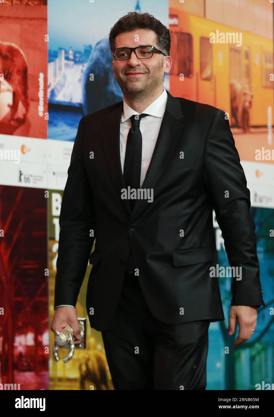 Il regista bosniaco Danis Tanovic che tiene l' Orso d' argento per la grande giuria per il film morte a Sarajevo partecipa a una conferenza stampa dopo la cerimonia di premiazione del 66° Festival internazionale del cinema di Berlino, in Germania, 20 febbraio 2016. ) GERMANIA-BERLINO-BERLINALE INTERNATIONAL FILM FESTIVAL-CERIMONIA DI PREMIAZIONE LuoxHuanhuan PUBLICATIONxNOTxINxCHN il regista bosniaco Danis Tanovic tiene l'Orso d'Argento per la grande giuria per la morte del film a Sarajevo partecipa a una conferenza stampa dopo la cerimonia di premiazione del 66° Festival Internazionale del Cinema di Berlino Germania 20 febbraio 2016 Germania Berlino Berlino Berlino Ber Foto Stock