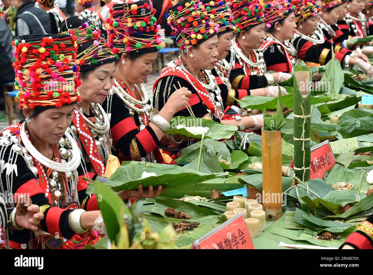 La gente del gruppo etnico Jingpo si riunisce per godersi una festa delle foglie verdi durante il Jingpo International Munao Singing Festival nella città di Fumang di Dehong dai e nella prefettura autonoma di Jingpo, nella provincia dello Yunnan della Cina sud-occidentale, 21 febbraio 2016. Più di 3.000 persone si sono riunite qui per condividere la festa, che è caratterizzata da ciotole fatte in foglia, bicchieri da vino in bambù e pasti in potherb. ) (lfj) CHINA-YUNNAN-JINGPO PEOPLE-FEAST (CN) ChenxHaining PUBLICATIONxNOTxINxCHN celebrità del gruppo etnico di Jingpo si riuniscono per godersi una festa delle foglie verdi durante il Jingpo International Munao CHING Festival nella città di D Foto Stock