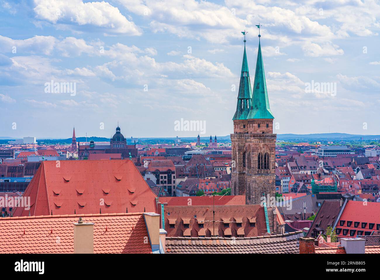 Splendido paesaggio urbano con la chiesa di San Sebaldo a Norimberga, città tedesca Foto Stock