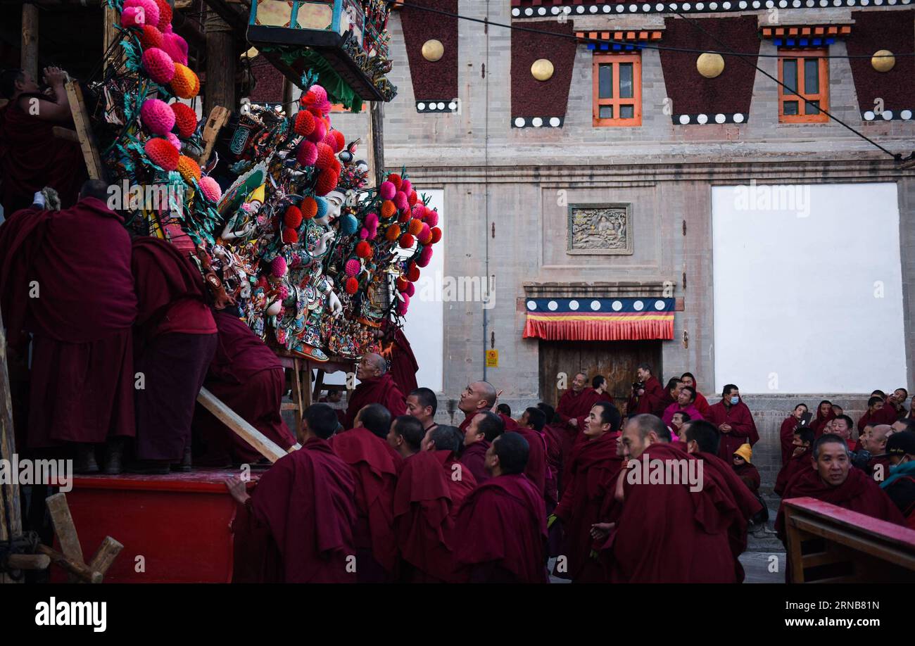 XINING, 22 febbraio 2016 -- i buddisti spostano sculture di burro su una piattaforma al monastero di Taer nella contea di Huangzhong nella provincia del Qinghai della Cina nord-occidentale, 22 febbraio 2016. Una mostra di sculture di burro si è tenuta lunedì al monastero di Taer, che è il luogo di nascita di Tsongkhapa, fondatore della scuola Geluk del buddismo tibetano. (dhf) CHINA-QINGHAI-TAER MONASTERY-BUTTER SCULPTURE (CN) WuxGang PUBLICATIONxNOTxINxCHN Xining 22 febbraio 2016 i buddisti spostano sculture di burro su una piattaforma PRESSO IL monastero di Taer nella contea di Huang Zhong nella provincia del Qinghai della Cina nord-occidentale 22 febbraio 2016 all'esposizione del burro Foto Stock