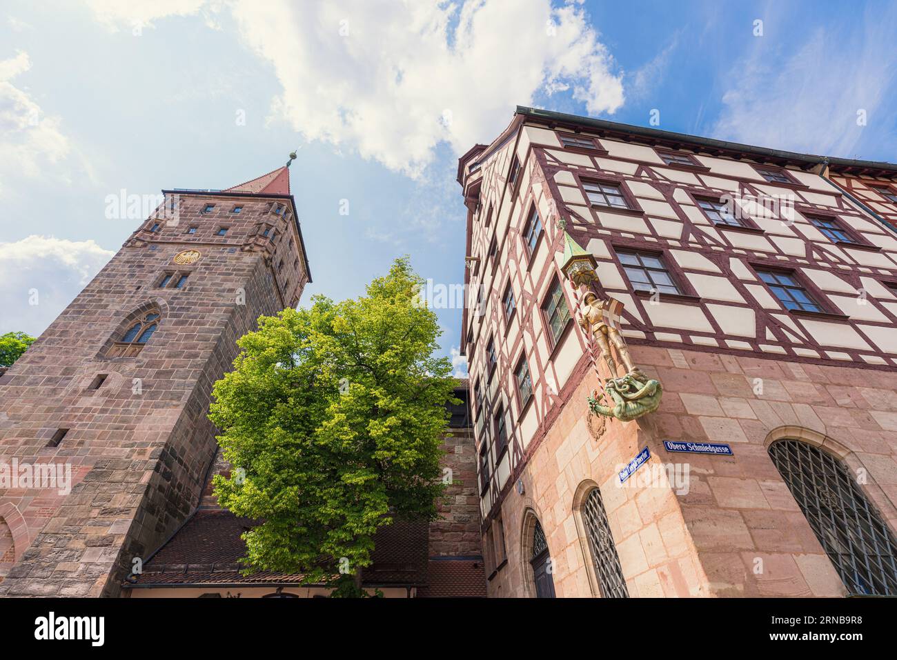 Norimberga, Germania. 6 luglio 2023. Vista degli edifici storici della città vecchia, con il Pilatushaus e il Tiergärtnertorturm Foto Stock