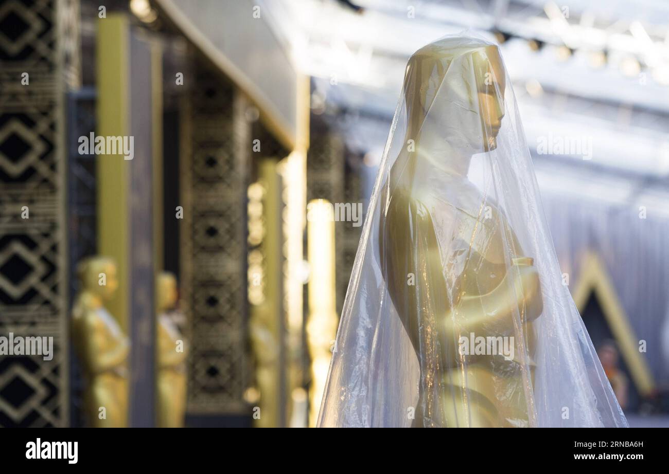 LOS ANGELES, 25 febbraio 2016 -- foto scattata il 25 febbraio 2016 mostra una Statua dell'Oscar coperta da un panno di plastica all'ingresso del Dolby Theater di Los Angeles, Stati Uniti. Il 88° Academy Awards si terrà il 28 febbraio. U.S.-LOS ANGELES-OSCARS-PREPARATION YangxLei PUBLICATIONxNOTxINxCHN Foto Stock