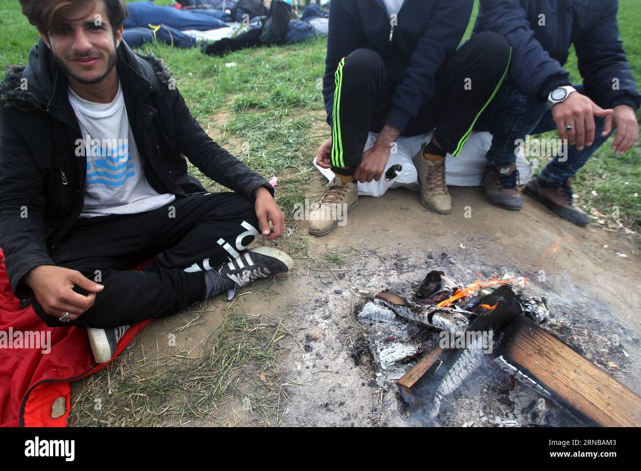 (160226) -- ATENE, 26 febbraio 2016 -- i rifugiati e i migranti attendono a Eidomeni l'apertura del confine tra la Grecia e l'ex Repubblica iugoslava di Macedonia (FYROM), Grecia, 26 febbraio 2016. ) GRECIA-ATENE-RIFUGIATI MariosxLolos PUBLICATIONxNOTxINxCHN Atene febbraio 26 2016 i rifugiati e i migranti attendono A Eidomeni l'apertura del confine tra la Grecia e l'ex Repubblica iugoslava di Macedonia FYROM Grecia febbraio 26 2016 Grecia Atene rifugiati MariosxLolos PUBLICATIONxNOTxINxCHN Foto Stock