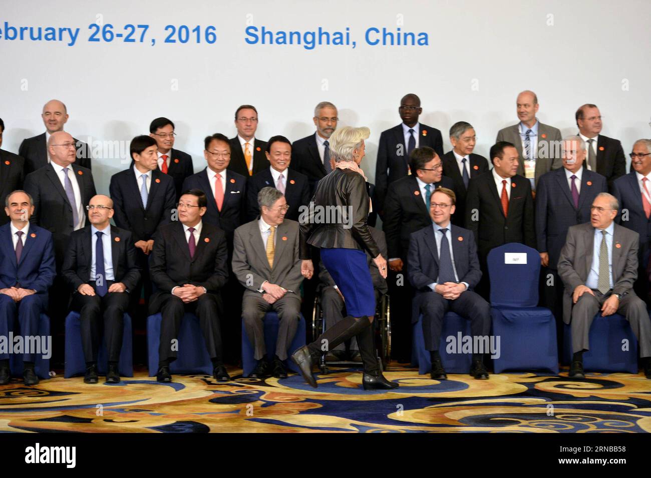 (160227) -- SHANGHAI, 27 febbraio 2016 -- Christine Lagarde, amministratore delegato del Fondo monetario internazionale, corre al suo posto prima di posare per una foto di famiglia al G20 Finance Ministers and Central Bank Governors Meeting al Pudong Shangri-la Hotel di Shanghai, Cina orientale, 27 febbraio 2016. ) (lfj) RIUNIONE CINA-SHANGHAI-G20 (CN) LixXin PUBLICATIONxNOTxINxCHN Shanghai Feb 27 2016 l'amministratore delegato del Fondo monetario internazionale Christine Lagarde Front corre al suo posto prima di posare per una foto di famiglia ALLA riunione del ministro delle finanze e dei governatori della Banca centrale del G20 al Pudong Shangri Foto Stock