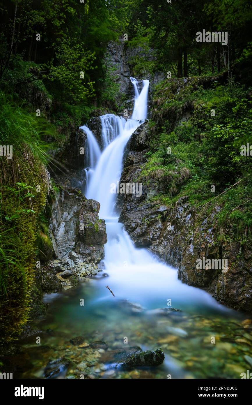 Cascata d'acqua nella montagna Foto Stock
