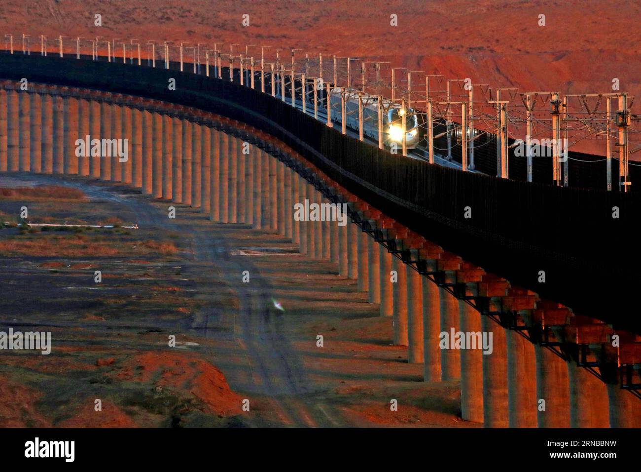 La foto del file scattata il 24 novembre 2015 mostra un treno proiettile che corre sulla ferrovia ad alta velocità Lanzhou-Xinjiang, nella regione autonoma dello Xinjiang Uygur della Cina nord-occidentale. La costruzione di ferrovie ad alta velocità è stata un tema caldo nelle sessioni annuali delle legislature provinciali cinesi e degli organi consultivi politici svoltesi intensamente a gennaio. La Cina ha la più grande rete ferroviaria ad alta velocità del mondo, con una lunghezza operativa totale che raggiunge i 19.000 km entro la fine del 2015, circa il 60% del totale mondiale. La rete ferroviaria ad alta velocità in espansione offre ai viaggiatori comodità e comfort senza precedenti, Foto Stock