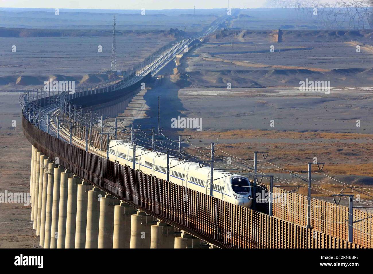 La foto del file scattata il 15 novembre 2014 mostra un treno proiettile che corre sulla ferrovia ad alta velocità Lanzhou-Xinjiang, nel nord-ovest della Cina. La costruzione di ferrovie ad alta velocità è stata un tema caldo nelle sessioni annuali delle legislature provinciali cinesi e degli organi consultivi politici svoltesi intensamente a gennaio. La Cina ha la più grande rete ferroviaria ad alta velocità del mondo, con una lunghezza operativa totale che raggiunge i 19.000 km entro la fine del 2015, circa il 60% del totale mondiale. La rete ferroviaria ad alta velocità in espansione offre ai viaggiatori comodità e comfort senza precedenti e promuove lo sviluppo locale Foto Stock