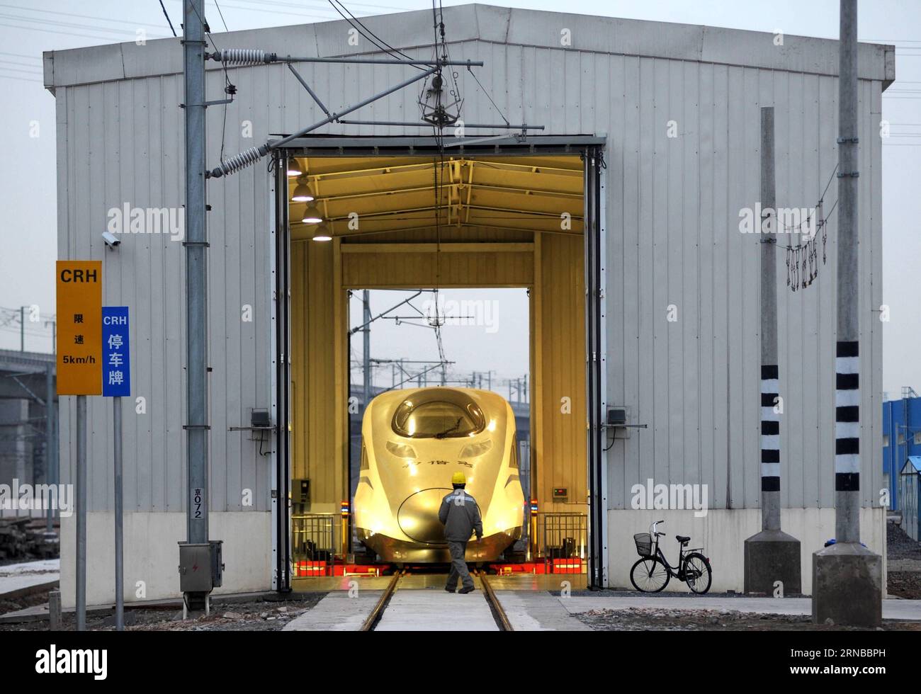 La foto scattata il 28 dicembre 2011 mostra che un treno ad alta velocità CRH380A è soggetto a manutenzione a Shanghai, nella Cina orientale. La costruzione di ferrovie ad alta velocità è stata un tema caldo nelle sessioni annuali delle legislature provinciali cinesi e degli organi consultivi politici svoltesi intensamente a gennaio. La Cina ha la più grande rete ferroviaria ad alta velocità del mondo, con una lunghezza operativa totale che raggiunge i 19.000 km entro la fine del 2015, circa il 60% del totale mondiale. La rete ferroviaria ad alta velocità in espansione offre ai viaggiatori comodità e comfort senza precedenti e promuove lo sviluppo locale. Cinese Foto Stock