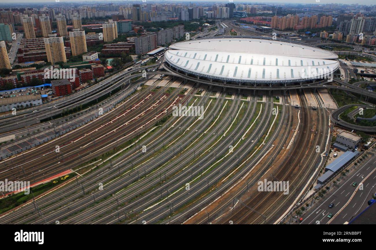 La foto scattata il 24 giugno 2011 mostra la stazione ferroviaria sud di Pechino, terminal settentrionale della ferrovia ad alta velocità Pechino-Shanghai a Pechino, capitale della Cina. La costruzione di ferrovie ad alta velocità è stata un tema caldo nelle sessioni annuali delle legislature provinciali cinesi e degli organi consultivi politici svoltesi intensamente a gennaio. La Cina ha la più grande rete ferroviaria ad alta velocità del mondo, con una lunghezza operativa totale che raggiunge i 19.000 km entro la fine del 2015, circa il 60% del totale mondiale. La rete ferroviaria ad alta velocità in espansione offre ai viaggiatori comodità e comfort senza precedenti, Foto Stock