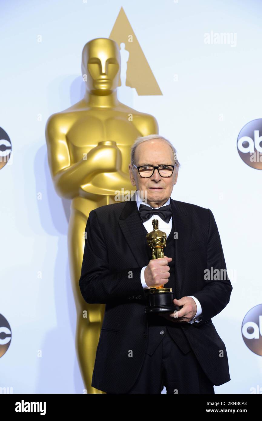 LOS ANGELES, 28 febbraio 2016 -- Ennio Morricone delle otto pose Hateful dopo aver vinto il Best Original Score durante i 88th Academy Awards al Dolby Theater di Los Angeles, Stati Uniti, il 28 febbraio 2016. ) US-LOS ANGELES-OSCARS-MUSIC yangxlei PUBLICATIONxNOTxINxCHN Los Angeles Feb 28 2016 Ennio Morricone delle otto pose odiose dopo aver vinto il Best Original Score durante il 88th Academy Awards AL Dolby Theatre di Los Angeles negli Stati Uniti IL 28 2016 febbraio U.S. Los Angeles Oscars Music YangxLei PUBLICATIONxNOTxINxCHN Foto Stock