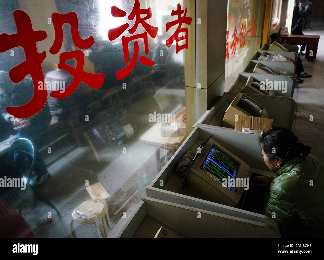 (160229) -- NANJING, Feb. 29, 2016 -- An investor looks through stock information at a trading hall in Nanjing, capital of east China s Jiangsu Province, Feb. 29, 2016. Chinese shares dived below the 2,700-point mark on Monday, ending February at their lowest ebb in the month. The benchmark Shanghai Composite Index plunged 2.86 percent to close at 2,687.98 points while the smaller Shenzhen index declined 4.98 percent to end the day at 9,097.36 points. ) (wyo) CHINA-STOCK-DOWNTURN (CN) JixChunpeng PUBLICATIONxNOTxINxCHN   Nanjing Feb 29 2016 to Investor Looks Through Stick Information AT a Trad Foto Stock