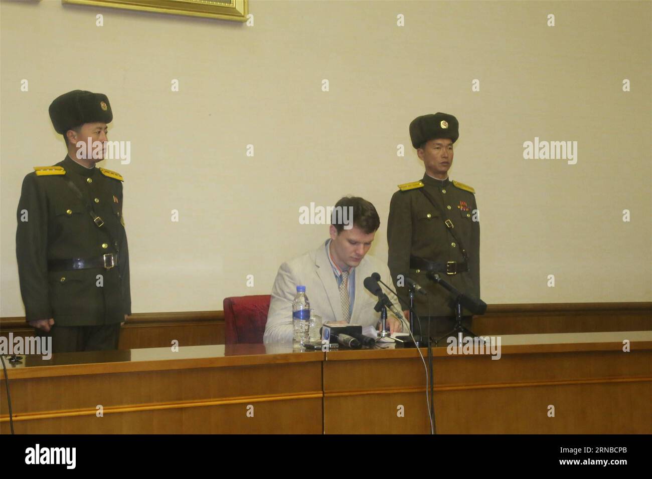 Otto Frederick Warmbier, un ventunenne studente universitario di commercio della Virginia University degli Stati Uniti, parla durante una conferenza stampa a Pyongyang, capitale della Repubblica Popolare Democratica di Corea (RPDC), 29 febbraio 2016. Warmbier, tenuto dalla RPDC da gennaio, ha detto a una conferenza stampa qui lunedì che ha cercato di prendere uno slogan politico da un hotel ed è stato successivamente arrestato. Ha commesso il crimine con la connivenza del governo degli Stati Uniti e il compito è stato affidato dalla Chiesa metodista Unita dell'amicizia, che gli ha promesso una buona ricompensa in cambio, ha detto. Media di stato della RPDC KCNA re Foto Stock