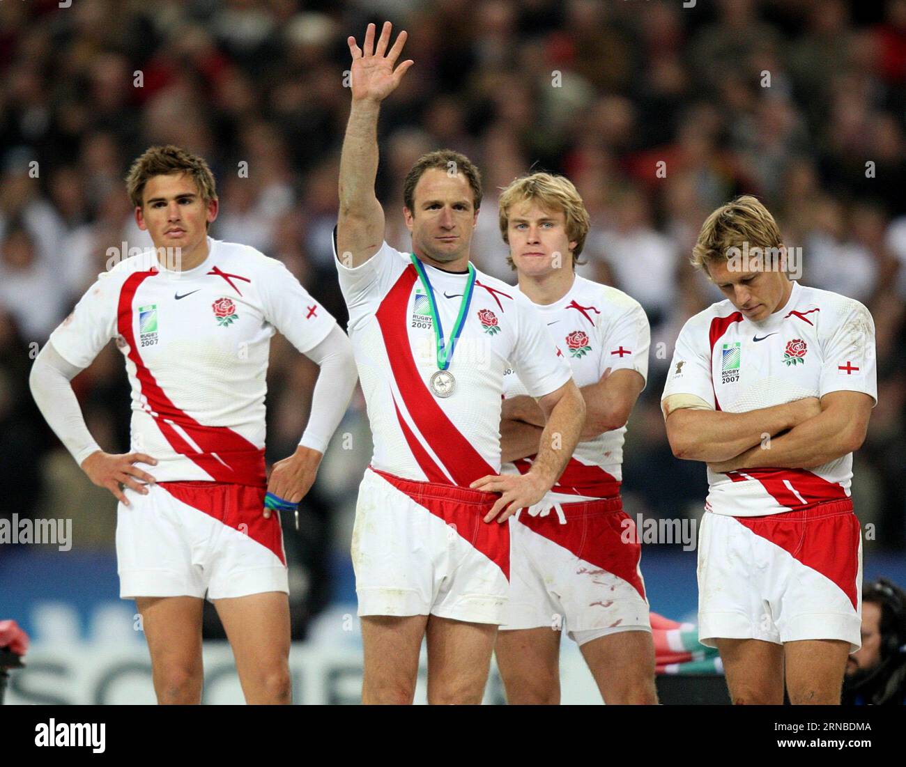 Foto del file datata 20-10-2007 dell'Inghilterra Toby Flood, Mike Catt, Matthew Tait e Jonny Wilkinson sono stati espulsi in seguito all'IRB Rugby World Cup Final Match allo Stade de France. Il torneo del 2007 che l'Inghilterra ha iniziato in modo abissale solo per raggiungere la finale sarà invocato per aggiungere un tocco di speranza al sorteggio, ma qualunque cosa si verifichi i tifosi dovrebbero allacciare per una corsa scossa. Data di emissione: Venerdì 1 settembre 2023. Foto Stock