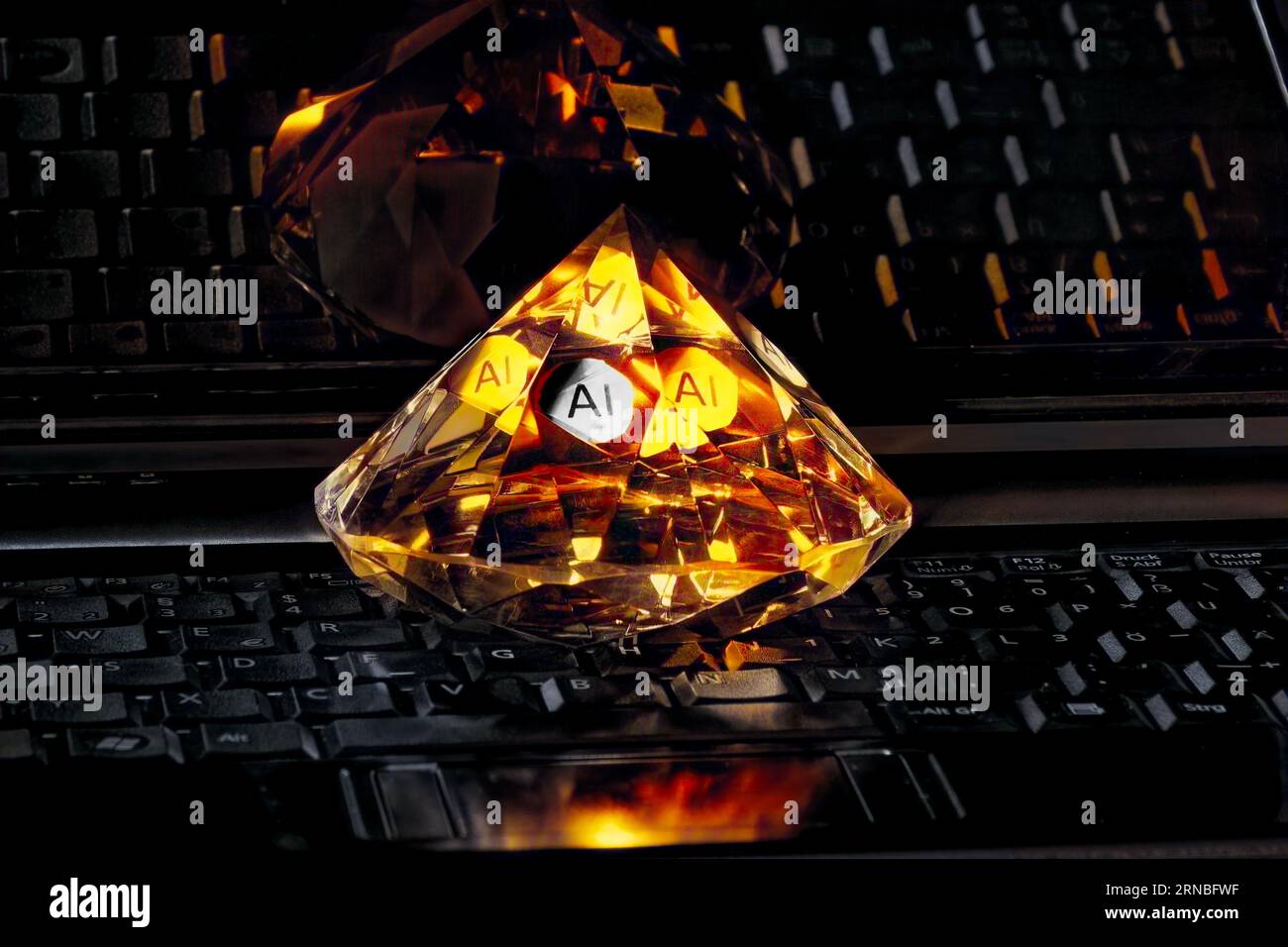 INTELLIGENZA artificiale il nuovo diamante della tecnologia dell'informazione, immagine colorata con primo piano di laptop e diamanti Foto Stock