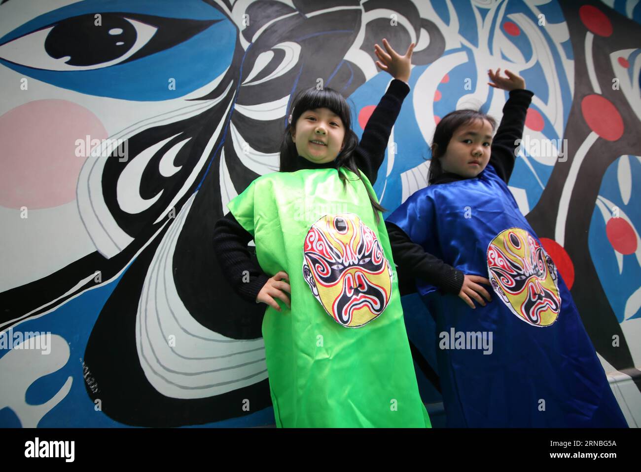 BENGBU, 4 marzo 2016 --i bambini posano per le foto in abiti stampati con il trucco facciale dell'Opera di Pechino in un asilo a Bengbu, nella provincia di Anhui della Cina orientale, 4 marzo 2016. Un asilo nido a Bengbu incarna l'educazione dell'Opera di Pechino nella scolarizzazione quotidiana per promuovere gli interessi dei bambini per la forma d'arte nazionale. (Zwx) CHINA-ANHUI-BENGBU-KINDERGARTEN-PEKING OPERA EDUCATION(CN) GuoxGuangjie PUBLICATIONxNOTxINxCHN Bengbu 4 marzo 2016 i bambini posano per foto in abiti stampati con il trucco facciale dell'Opera di Pechino IN un asilo nido a Bengbu nella provincia di Anhui della Cina orientale 4 marzo 2016 a Ki Foto Stock