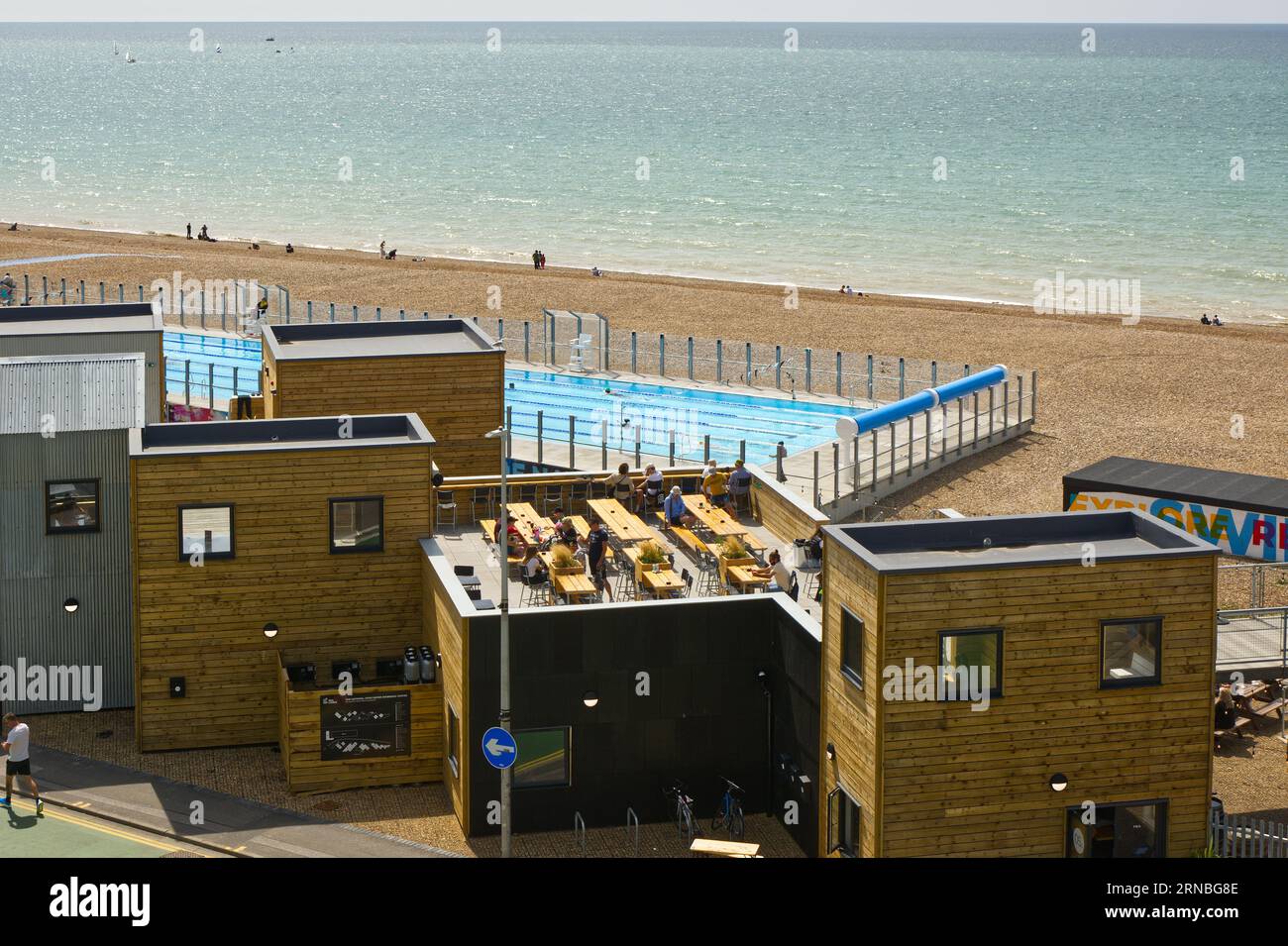 Nuovo complesso di piscina e ristorante sul lungomare a Brighton nell'East Sussex, Inghilterra. Con le persone che si divertono al mare. Foto Stock