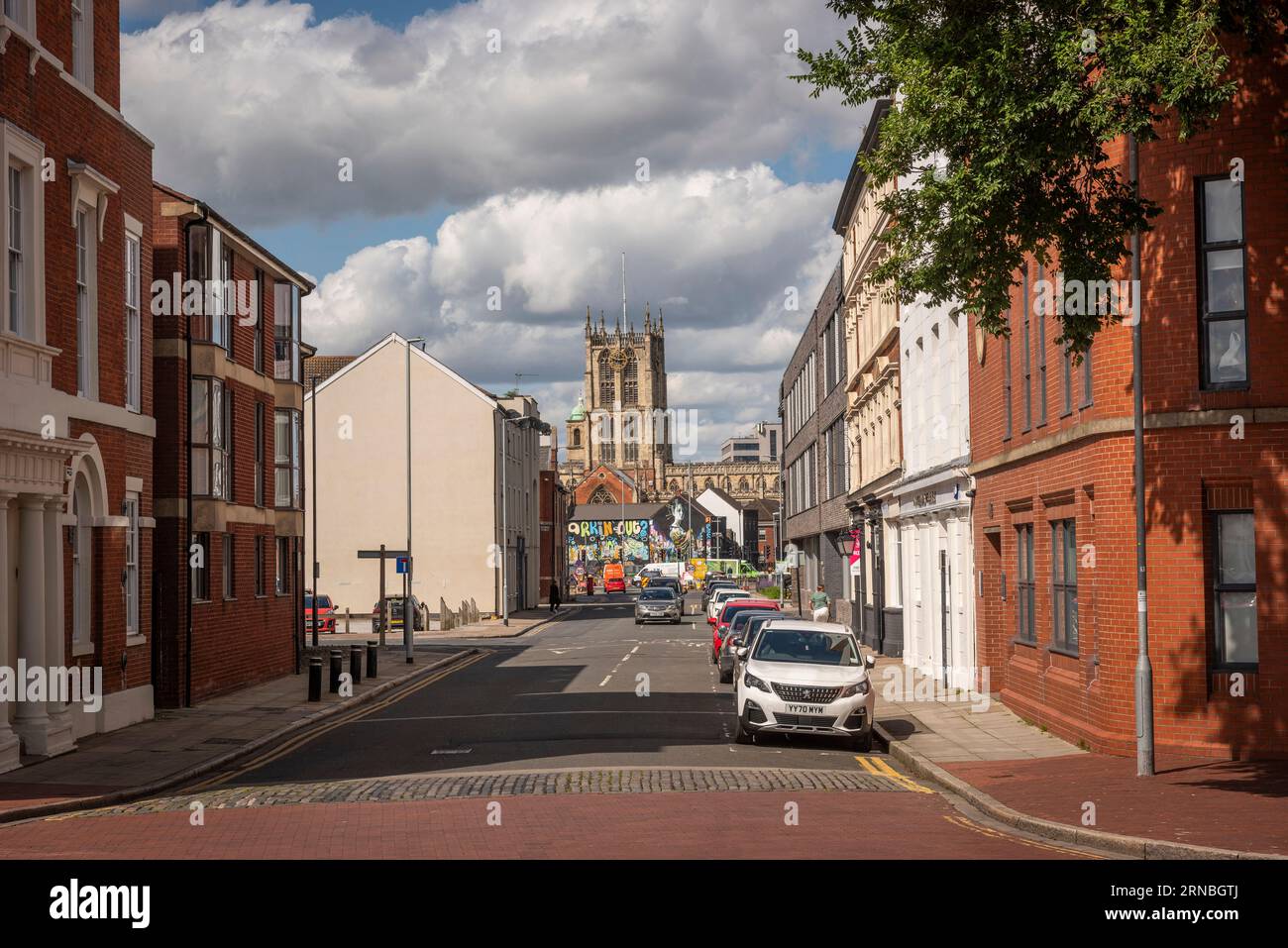 Una vista di Hull Minster lungo Queen Street dal lungomare di Kingston upon Hull, East Yorkshire, Regno Unito Foto Stock