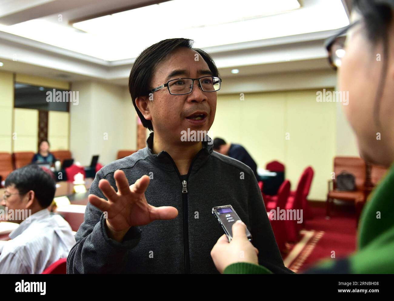 (160306) -- PECHINO, 6 marzo 2016 -- Pan Jianwei, membro del 12° Comitato Nazionale della Conferenza consultiva politica del popolo cinese (CPPCC), riceve un'intervista durante la pausa di una discussione sulla sessione annuale in corso del principale organo consultivo politico del paese a Pechino, capitale della Cina, il 4 marzo 2016. Pan e il suo team dell'Università della Scienza e della tecnologia hanno vinto un premio di scienze naturali del China State Science and Technology Awards per la loro ricerca sulla tecnologia di teletrasporto quantistico nel 2015. I membri del CPPCC non dovrebbero concentrarsi solo sulle principali politiche statali Foto Stock