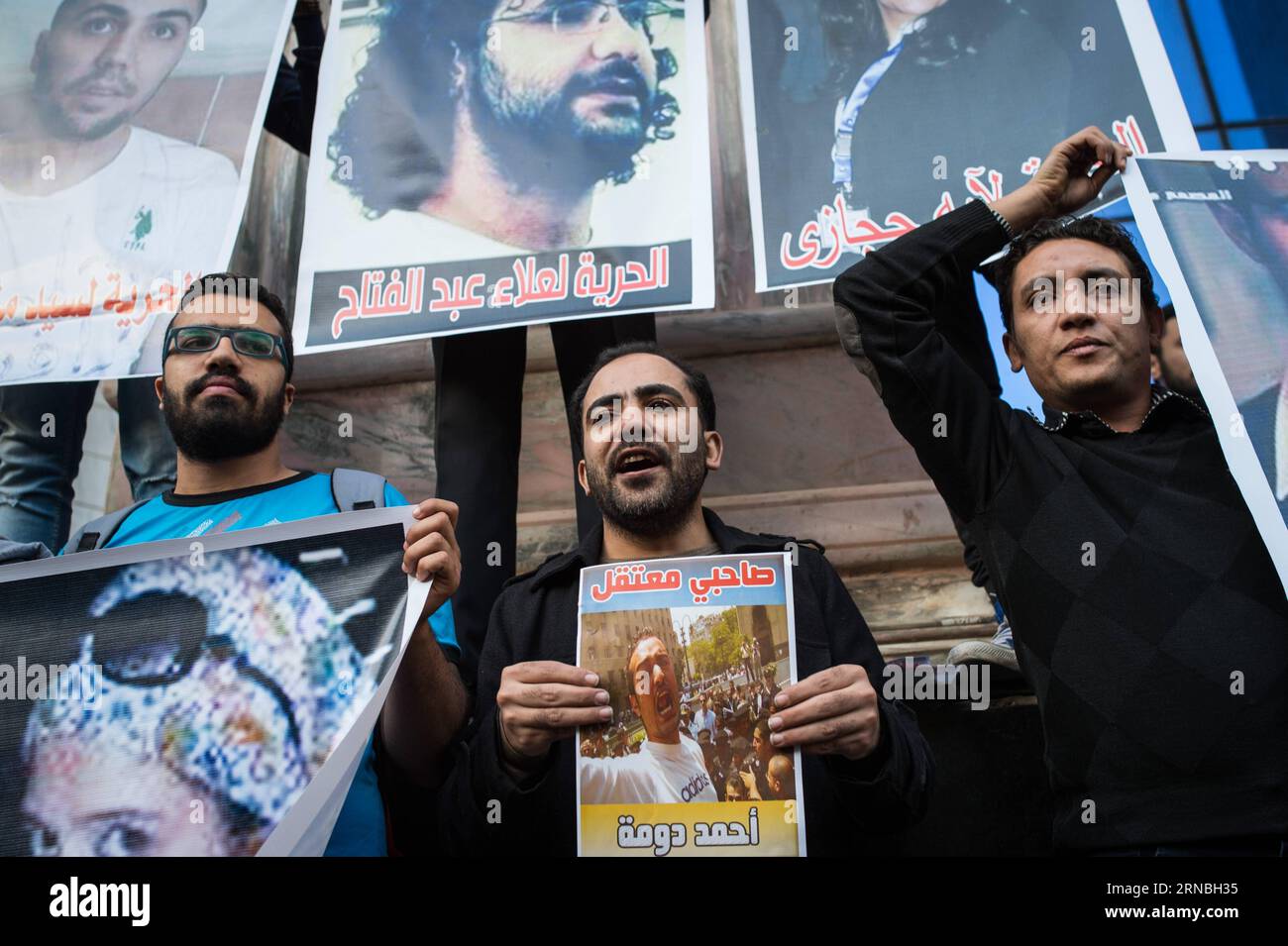 (160306) -- CAIRO, 6 marzo 2016 -- Un certo numero di attivisti politici egiziani organizzano un sit-in presso il sindacato dei giornalisti del centro del Cairo chiedendo il rilascio di attivisti rivoluzionari incarcerati dalla polizia egiziana, Egitto, 6 marzo 2016. ) EGITTO-CAIRO-GIORNALISTI SINDACATO-PROTESTA MengxTao PUBLICATIONxNOTxINxCHN Cairo 6 marzo 2016 un certo numero di attivisti politici egiziani organizzano un sit nel Sindacato dei giornalisti del centro del Cairo chiedendo il rilascio di attivisti rivoluzionari incarcerati dalla polizia egiziana 6 marzo 2016 Egitto giornalisti del Cairo sindacato protesta MengxTao PUBLICATIONXNOTxIN Foto Stock