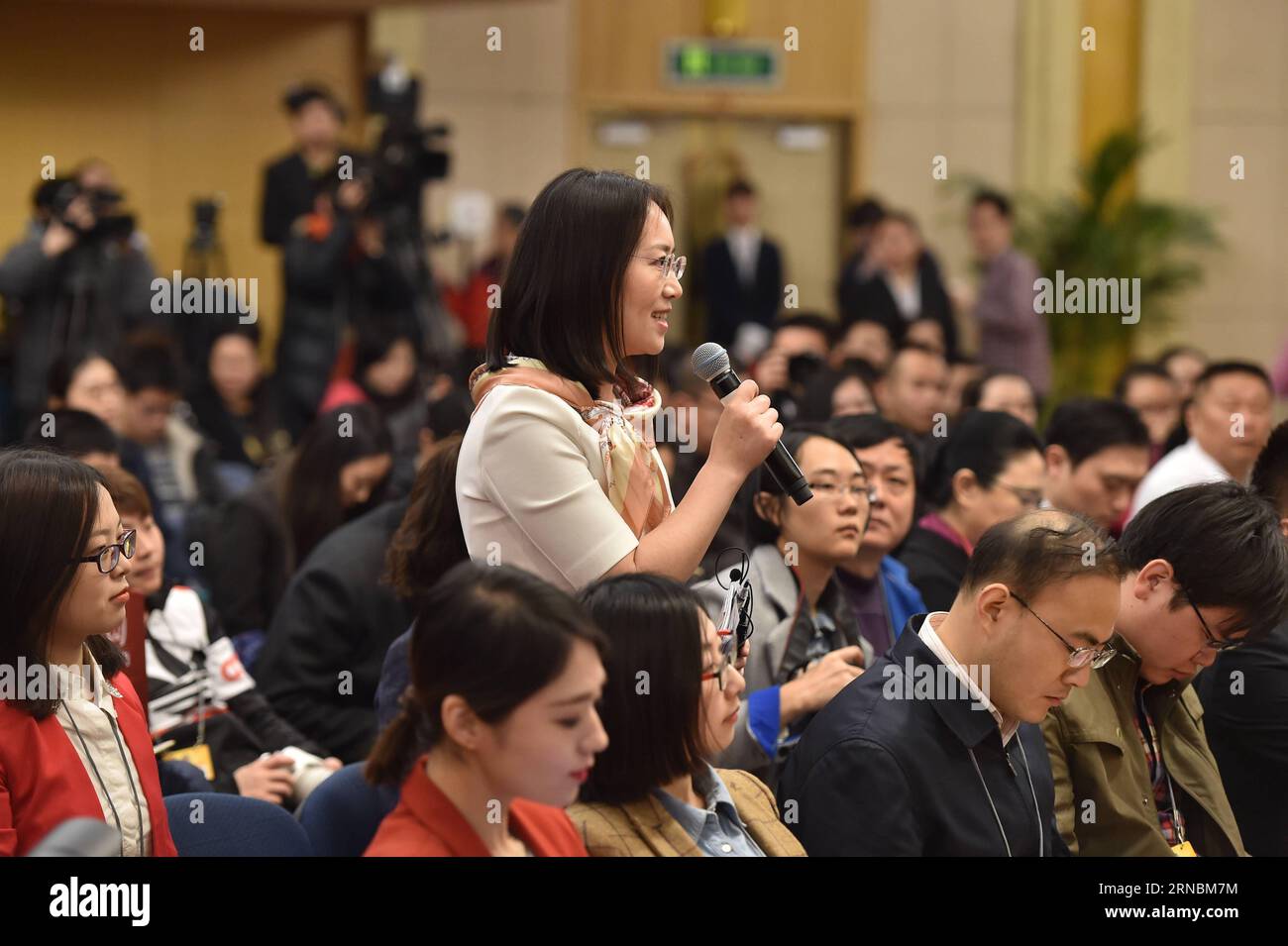 (160309) -- PECHINO, 9 marzo 2016 -- un giornalista della China Education Television pone domande durante una conferenza stampa sullo sviluppo del sostentamento delle persone data da cinque membri del 12° Comitato Nazionale della Conferenza consultiva politica del popolo cinese a Pechino, capitale della Cina, il 9 marzo 2016. )(mcg) (mcg) (DUE SESSIONI)CINA-PECHINO-CPPCC-CONFERENZA STAMPA (CN) LixXin PUBLICATIONxNOTxINxCHN Pechino 9 marzo 2016 un giornalista della China Education Television pone domande durante una conferenza stampa SULLO sviluppo del sostentamento delle celebrità data da cinque membri Foto Stock