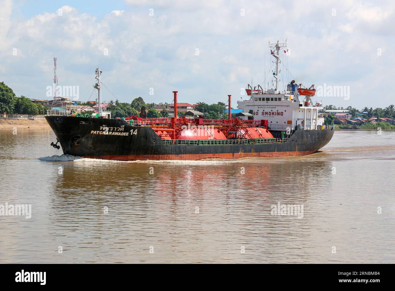 Autocisterna GPL Patcharawadee 14 in navigazione sulle acque del fiume Mekong, Vietnam. Vettore costiero tailandese di gas liquefatto che naviga verso tutti i porti del sud-est asiatico Foto Stock