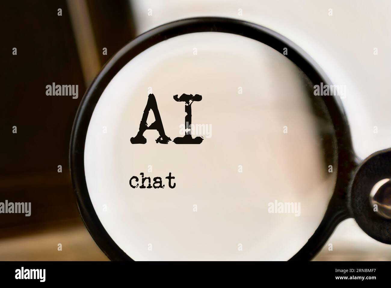 Tecnologia di chat AI dimostrata con laptop, testo e lente di ingrandimento. Prompt dei comandi. Parla con l'intelligenza artificiale. Foto Stock