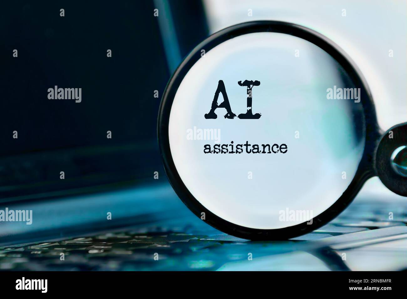 Tecnologia di assistenza AI dimostrata con laptop, testo e lente di ingrandimento. Prompt dei comandi e KI. Parla con l'intelligenza artificiale. Foto Stock