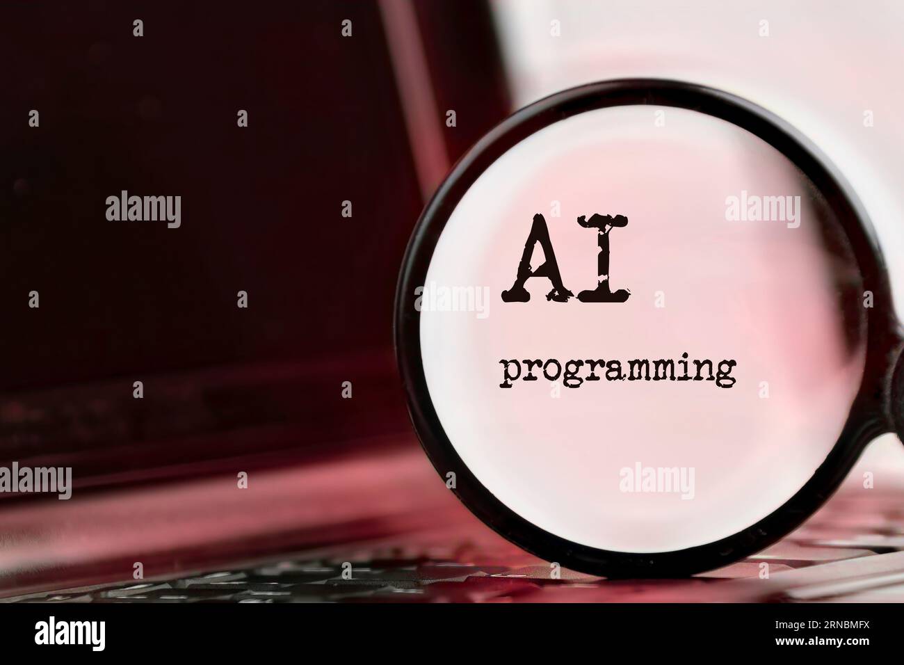 Tecnologia di programmazione AI dimostrata con laptop, testo e lente di ingrandimento. Prompt dei comandi e KI. Parla con l'intelligenza artificiale. Foto Stock