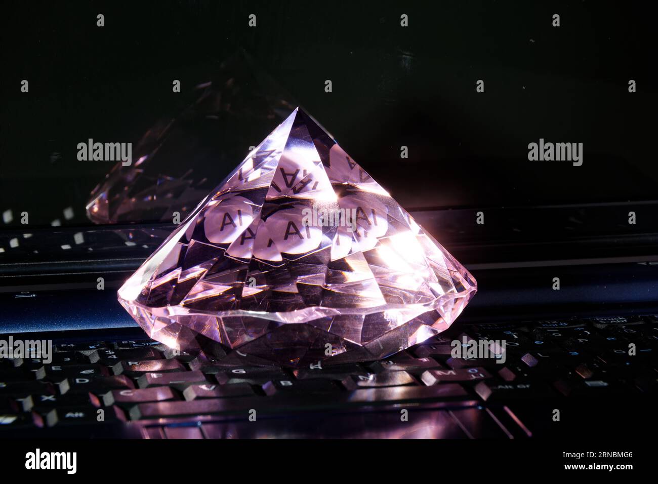 INTELLIGENZA artificiale il nuovo diamante della tecnologia dell'informazione, immagine colorata con primo piano di laptop e diamanti Foto Stock