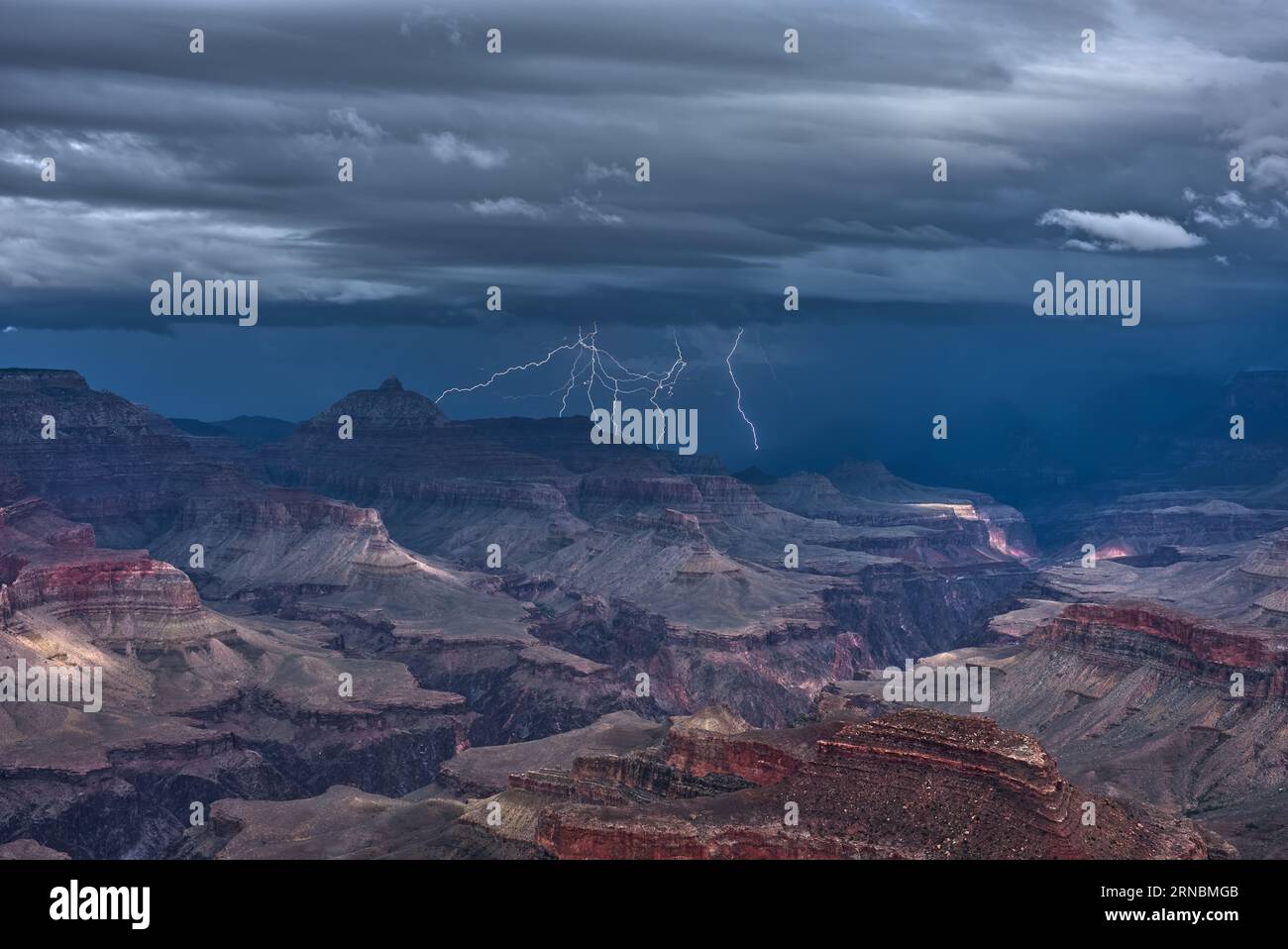 Tempesta che passa sopra il Grand Canyon a Shoshone Point Foto Stock