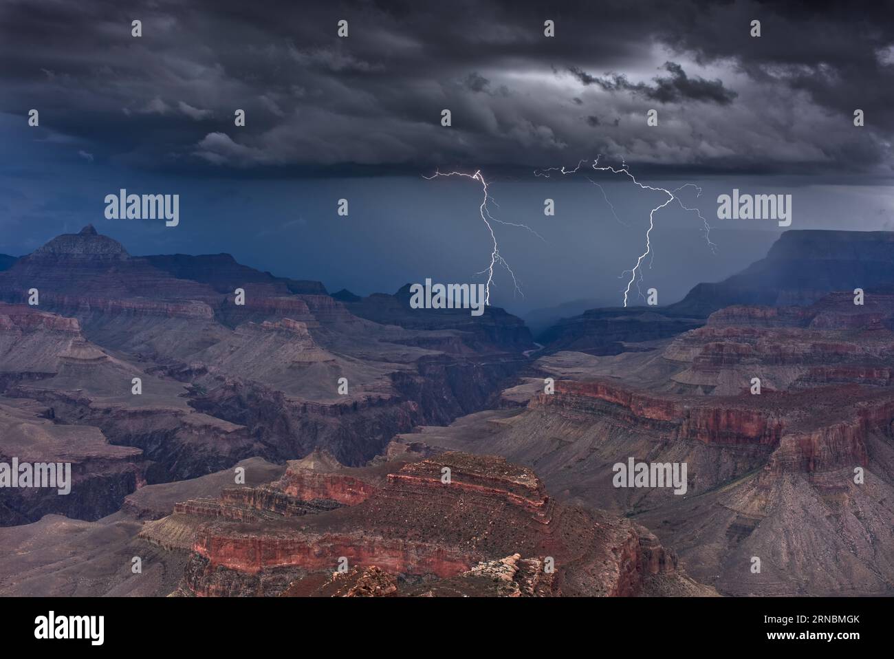 Tempesta che passa sopra il Grand Canyon a Shoshone Point Foto Stock