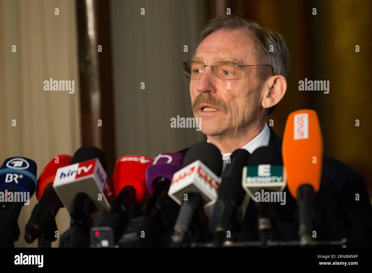 (160309) -- BUDAPEST, 9 marzo 2016 -- il ministro degli interni ungherese Sandor Pinter ha tenuto una conferenza stampa a Budapest, capitale dell'Ungheria, il 9 marzo 2016. L'Ungheria ha dichiarato una situazione di crisi migratoria in tutto il paese e sta aumentando le pattuglie di frontiera di conseguenza, il ministro degli interni ungherese Sandor Pinter ha annunciato qui mercoledì. ) UNGHERIA-BUDAPEST-SITUAZIONE DI CRISI DEI MIGRANTI - DICHIARAZIONE AttilaxVolgyi PUBLICATIONxNOTxINxCHN Budapest 9 marzo 2016 i ministri degli interni ungheresi Sandor Pinter si rivolgono a una conferenza stampa a Budapest capitale dell'Ungheria IL 9 marzo 2016 l'Ungheria ha dicembre Foto Stock