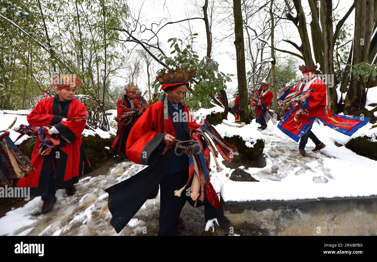 (160310) -- TONGREN, 10 marzo 2016 -- persone del gruppo etnico Miao eseguono una danza locale per celebrare il tradizionale festival Gushe (Drum communue), che cade il secondo giorno del secondo mese del calendario lunare cinese, nel villaggio di Bumei della contea autonoma di Miao di Songtao, nella città di Tongren, nella provincia di Guizhou della Cina sud-occidentale, il 10 marzo 2016. Il festival di Gushe è un importante festival del popolo Miao in onore del cielo e della terra e pregare per la prosperità e la felicità. ) (Yxb) CHINA-GUIZHOU-MIAO ETHNIC GOUP-FESTIVAL (CN) LongxYuanbin PUBLICATIONxNOTxINxCHN 160310 Tongren 10 marzo 2 Foto Stock