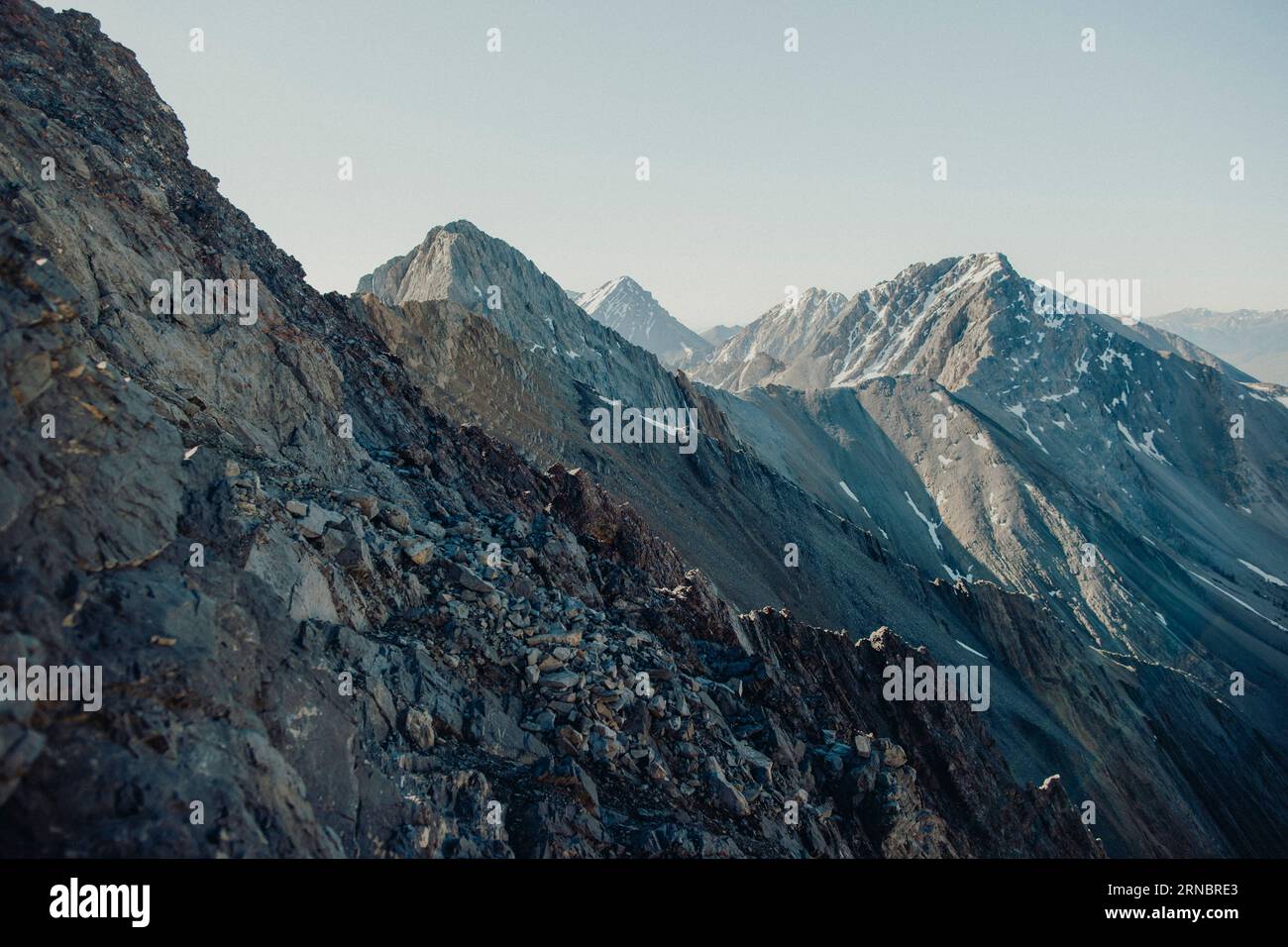 La luce del mattino illumina la montagna all'alba. Foto Stock