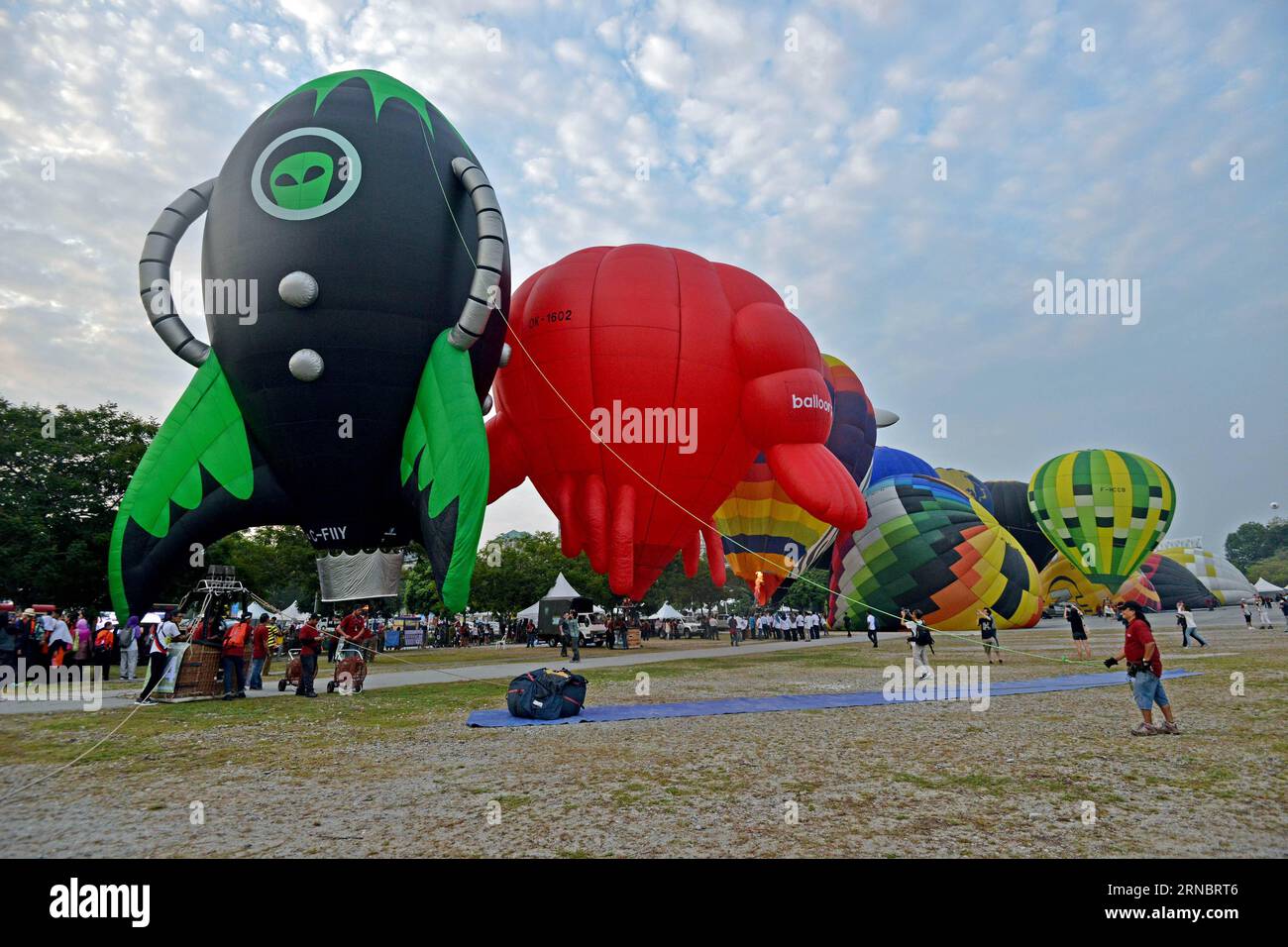 (160311) -- PUTRAJAYA (MALESIA), 11 marzo 2016 -- le mongolfiere sono gonfiate durante l'8a Putrajaya International Hot Air Balloon Fiesta a Putrajaya, Malesia, 11 marzo 2016. La festa di tre giorni in mongolfiera ha aperto qui il venerdì con la partecipazione di circa 20 mongolfiere. MALESIA-PUTRAJAYA-FESTIVAL-MONGOLFIERE ChongxVoonxChung PUBLICATIONxNOTxINxCHN Putrajaya Malesia 11 marzo 2016 le mongolfiere sono gonfiate durante l'8a Putrajaya International Hot Air Balloon Fiesta a Putrajaya Malesia 11 marzo 2016 la festa di tre giorni in mongolfiera è stata aperta qui IL venerdì Wi Foto Stock